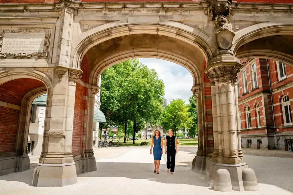 Mariska en Kirsten onder de poort in Utrecht